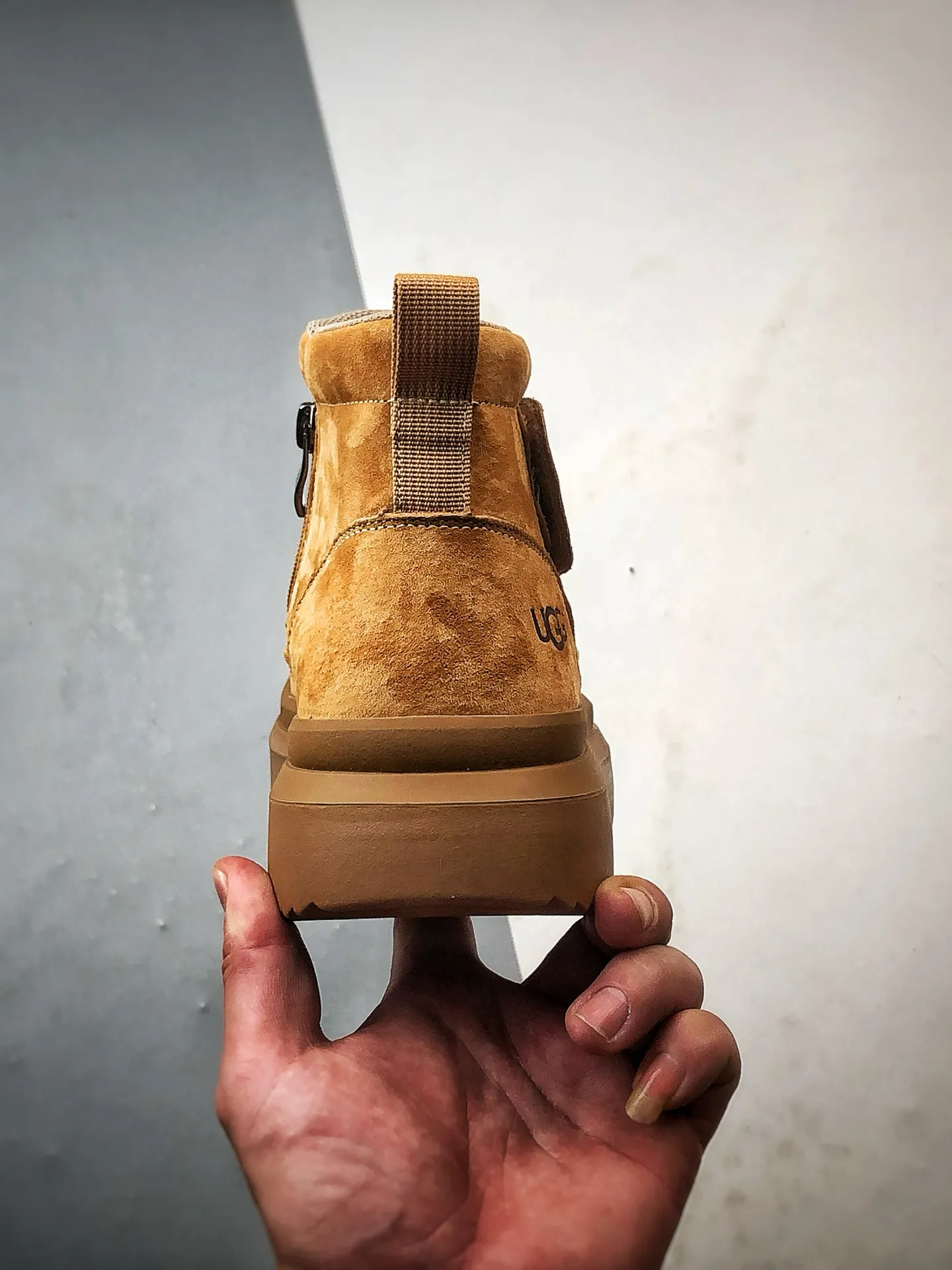 💰560 UGG Tasman Weather Hybrid Tasman hybrid series 2025ss autumn and winter new products Men's high-top thick-soled lightweight casual Martin boots #Purchasing only for quality The fabric is made of imported first-layer cowhide material External high-elastic Modern External non-slip rubber plastic foam ultra-light outsole Side zipper + Velcro design Very easy to put on and take off Made of TPU molded leather upper material #EVA light wing outsole, non-slip, wear-resistant and good elasticity Size: 39 40 41 42 43 44 (leather shoe size)